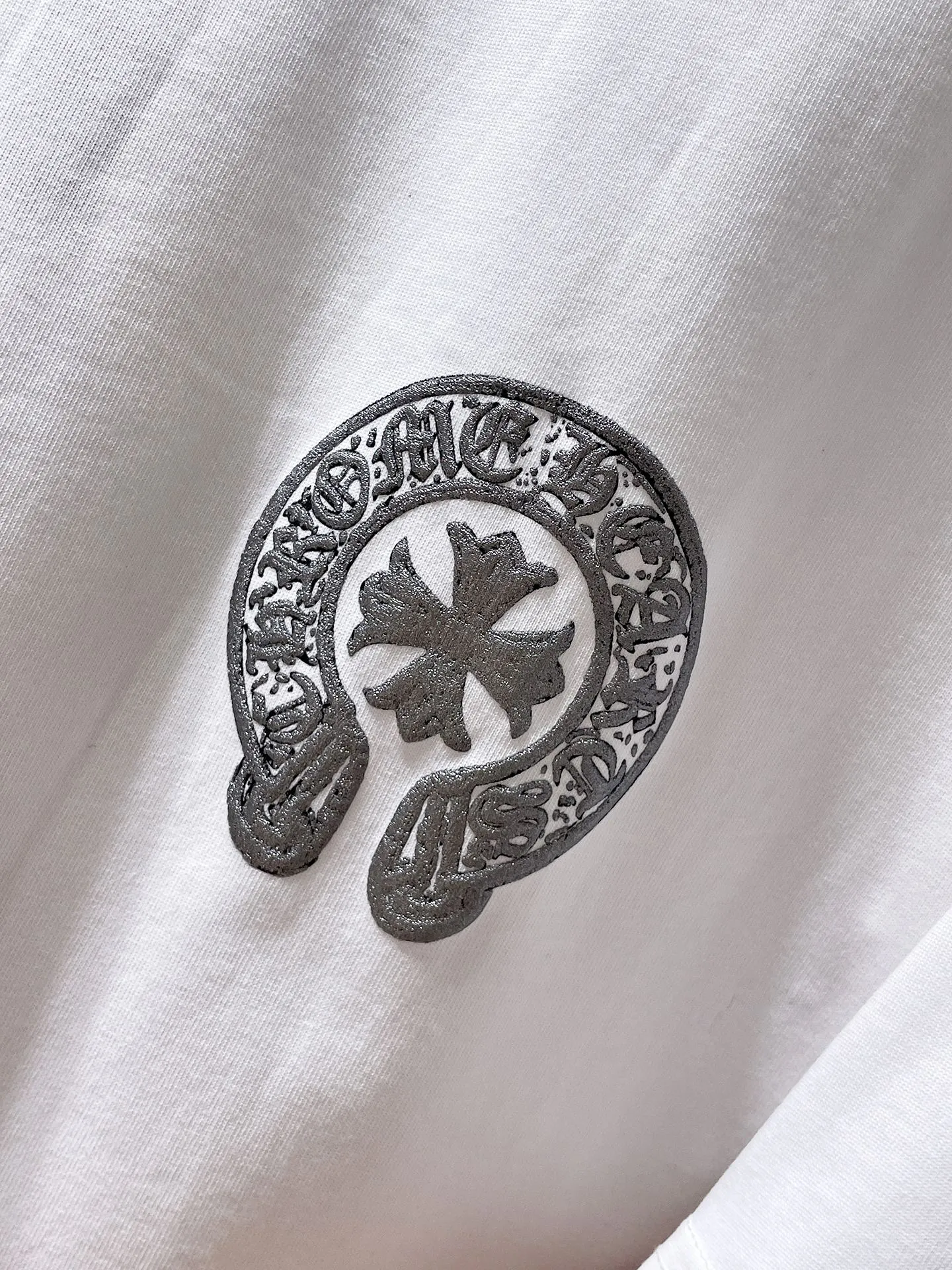 P150 New Chrome Hearts 25ss high version in summer. High gram weight, environmentally friendly and high-quality top fabric. 275g~270g. Chrome retro high-end worn short sleeves. Counter synchronization. Re-engraved version 1:1. Recommended color: black white. Size: S, M, L, XL.